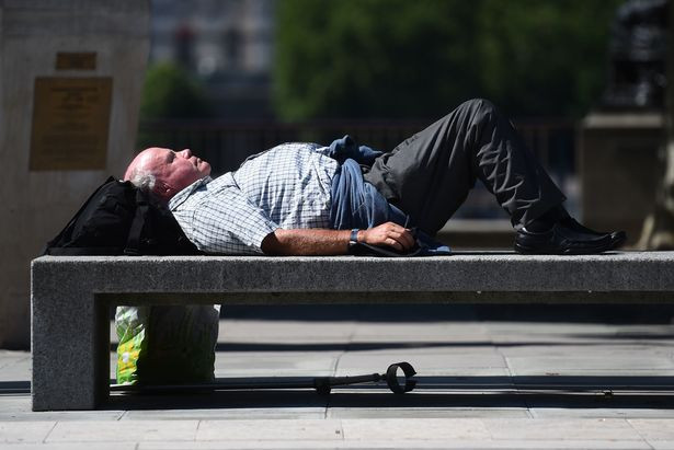 Anh cũng đưa ra cảnh báo về sức khỏe cho người dân khi họ phải làm việc ngoài trời trong điều kiện thời tiết nắng nóng. Ảnh: Mirror.