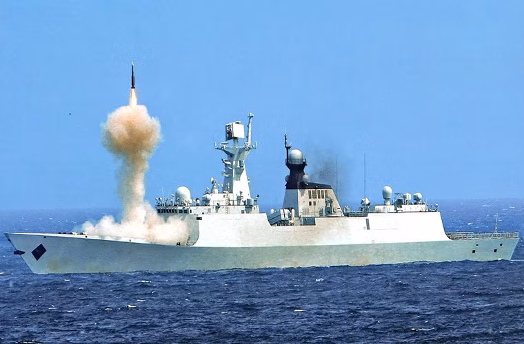 Tàu được trang bị nhiều hệ thống vũ khí như hệ thống chống ngư lôi Type 562, bệ phóng ngư lôi Yu-7, tên lửa chống ngầm WHH-003A và tên lửa chống ngầm Yu-8,... Ảnh: Youtube.