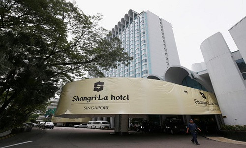 Bên ngoài khách sạn Shangri-La, trong thời gian diễn ra Diễn đàn an ninh khu vực châu Á - Thái Bình Dương hôm 1/6. Ảnh: Reuters.