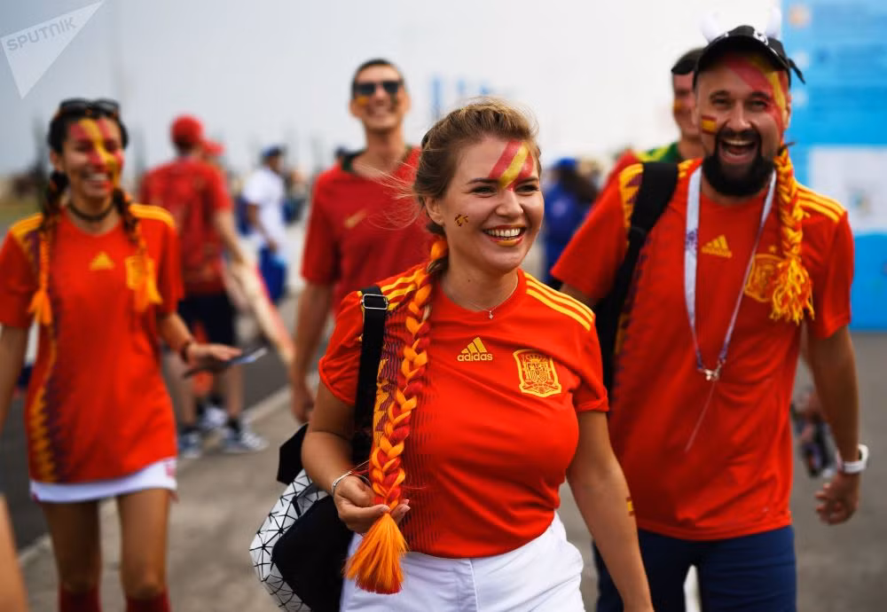Nụ cười rạng rỡ của các nữ cổ động viên đội tuyển Tây Ban Nha trước trận đấu vòng bảng World Cup giữa Tây Ban Nha và Bồ Đào Nha.