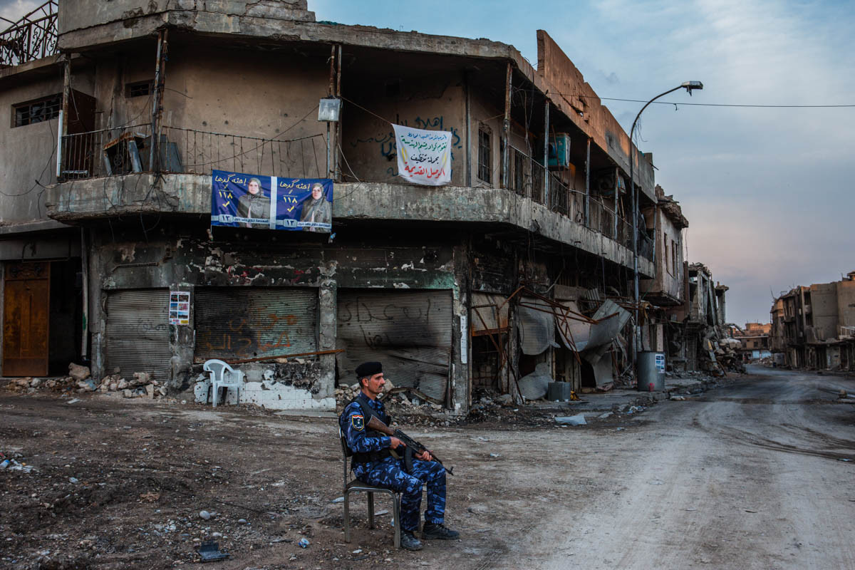 Một binh sĩ Iraq canh gác trong khu Thành cổ Mosul. Sau khi Mosul được giải phóng hồi tháng 7/2017, lực lượng an ninh Iraq vẫn tiếp tục hoạt động truy bắt các phần tử khủng bố IS khắp thành phố.