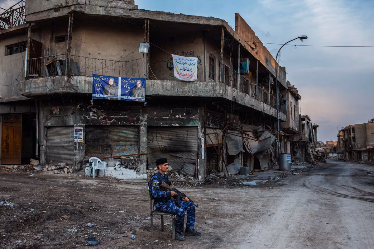 Một binh sĩ Iraq canh gác trong khu Thành cổ Mosul. Sau khi Mosul được giải phóng hồi tháng 7/2017, lực lượng an ninh Iraq vẫn tiếp tục hoạt động truy bắt các phần tử khủng bố IS khắp thành phố.