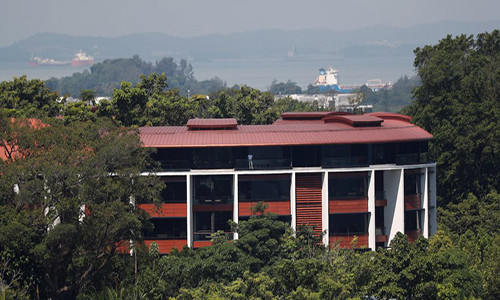 Khách sạn Capella nằm trên hòn đảo nghỉ dưỡng phía nam Singapore nằm ngay gần biển. Phòng họp của khách sạn này sử dụng cửa kính, cho phép nhìn ra biển và giúp căn phòng ngập tràn ánh sáng tự nhiên. Ảnh: Reuters.