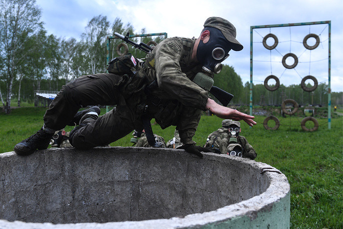 Một lính trinh sát Nga đeo mặt nạ phòng độc khi vượt chướng ngại vật. Ảnh: TASS.