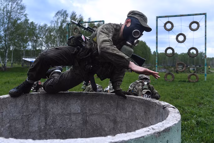 Một lính trinh sát Nga đeo mặt nạ phòng độc khi vượt chướng ngại vật. Ảnh: TASS.