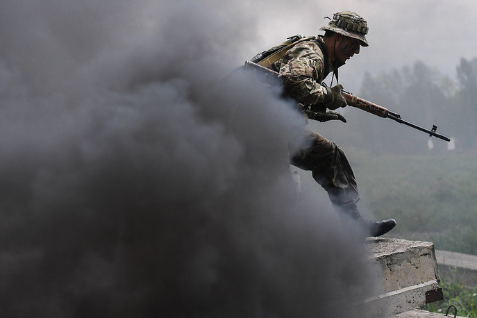 Lính trính sát Nga đi qua biển khói mù mịt. Ảnh: TASS.