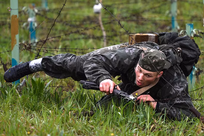Được biết, Army Scout Masters là cuộc thi dành riêng cho các đơn vị trinh sát Nga. Mỗi đội tham gia cuộc thi này sẽ phải vượt qua tổng cộng 22 chướng ngại vật. Ảnh: TASS.