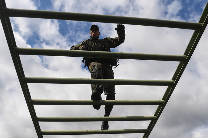 Lính trinh sát tham gia Army Scout Masters đi thăng bằng trên không. Ảnh: TASS.