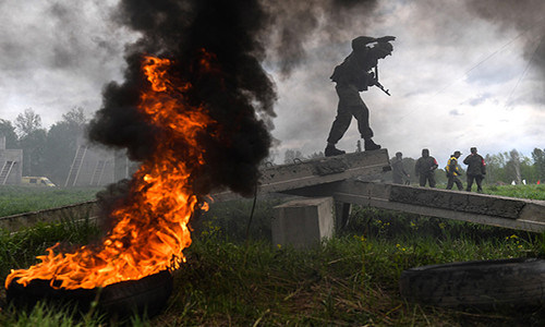 Nhiều chướng ngại vật của cuộc thi Army Scout Masters đòi hỏi sự phối hợp ăn ý của đồng đội. Ảnh: TASS.