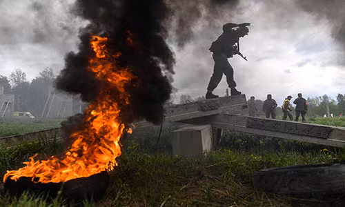 Nhiều chướng ngại vật của cuộc thi Army Scout Masters đòi hỏi sự phối hợp ăn ý của đồng đội. Ảnh: TASS.