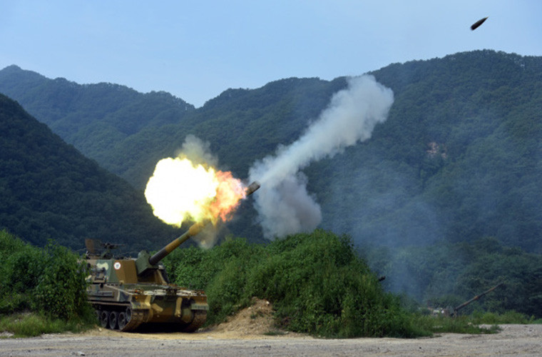 Nguyên mẫu đầu tiên của K9 Thunder đã được thử nghiệm vào năm 1996. Ngày 22/12/1998, hợp đồng chế tạo hệ thống pháo K9 được trao cho công ty Samsung Techwin. Ảnh: Thaimilitaryandasianregion.