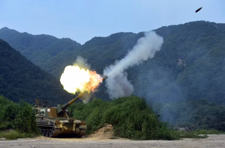 Nguyên mẫu đầu tiên của K9 Thunder đã được thử nghiệm vào năm 1996. Ngày 22/12/1998, hợp đồng chế tạo hệ thống pháo K9 được trao cho công ty Samsung Techwin. Ảnh: Thaimilitaryandasianregion.