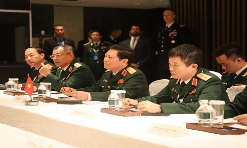 Bộ trưởng Bộ Quốc phòng Ngô Xuân Lịch và đoàn Việt Nam. (Ảnh: Xuân Vịnh/TTXVN)