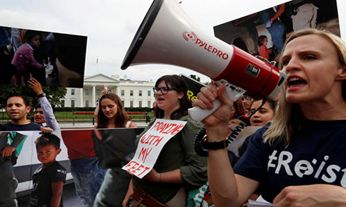 Maggie Thompson dẫn đầu cuộc biểu tình phản đối việc chính sách nhập cư của ông Trump bên ngoài Nhà Trắng ngày 21/6.