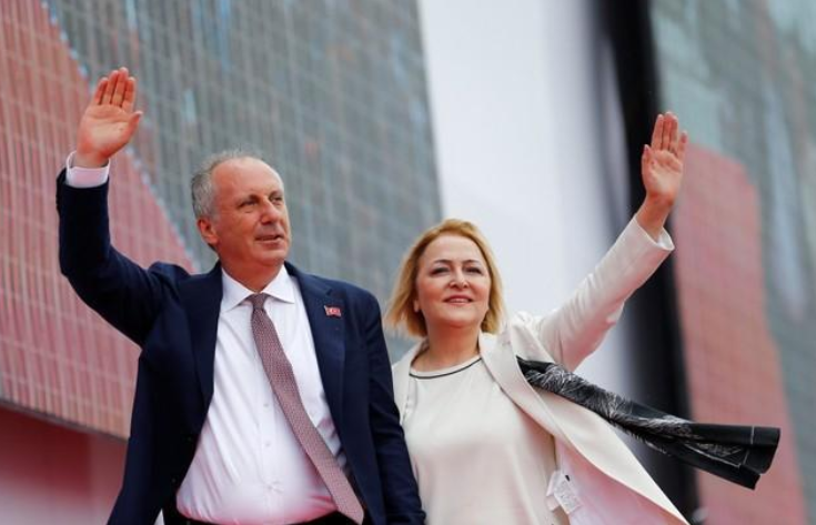 Ứng viên Muharrem và vợ ông, bà Ulku, vẫy chào đám đông người ủng hộ.