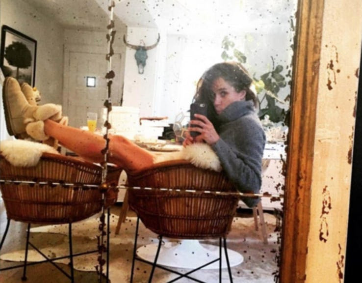 Sau khi trở thành cô dâu Hoàng gia Anh, Meghan Markle luôn phải giữ gìn hình ảnh trước công chúng. Cô sẽ không thể ăn mặc và ngồi với tư thế thoải mái như trong bức hình này.