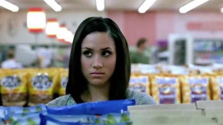 Theo Richest mới đây đăng tải một số bức ảnh "quá khứ" mà có lẽ Công nương Markle sẽ không muốn nhìn lại sau khi trở thành cô dâu Hoàng gia Anh. Ảnh: Meghan Markle xuất hiện trong một quảng cáo cho Tostitos trên truyền hình cách đây nhiều năm. Khi đó, Markle không nói một lời nào trong đoạn quảng cáo mà chỉ biểu cảm trên khuôn mặt. (Nguồn ảnh: The Richest)