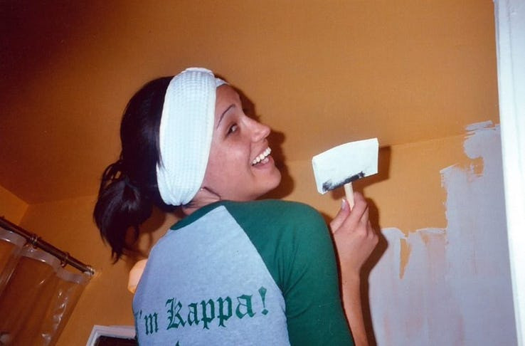 Thời sinh viên, Meghan Markle tự tay sơn tường trong căn hộ đầu tiên của cô sau khi dọn ra khỏi nhà.
