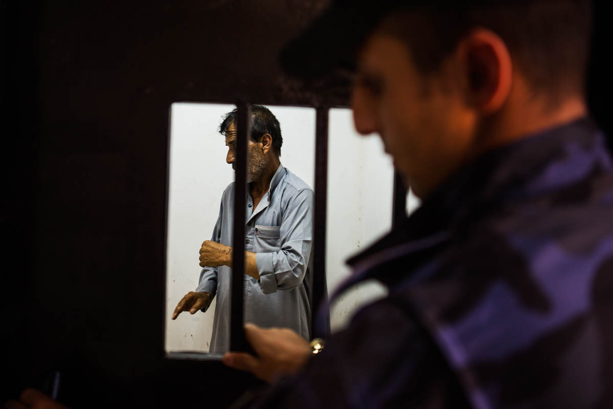 Một thành viên IS đứng trong căn phòng nhỏ tại tòa án Hamdaniya, Iraq, ngày 3/5/2017.