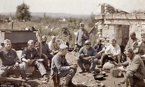 Các binh sĩ Pháp thuộc trung đoàn bộ binh 370 ngồi ăn súp trên chiến trường năm 1917. Mời độc giả xem thêm video: Châu Á kỷ niệm ngày kết thúc Chiến tranh Thế giới thứ hai (Nguồn: VTC14)