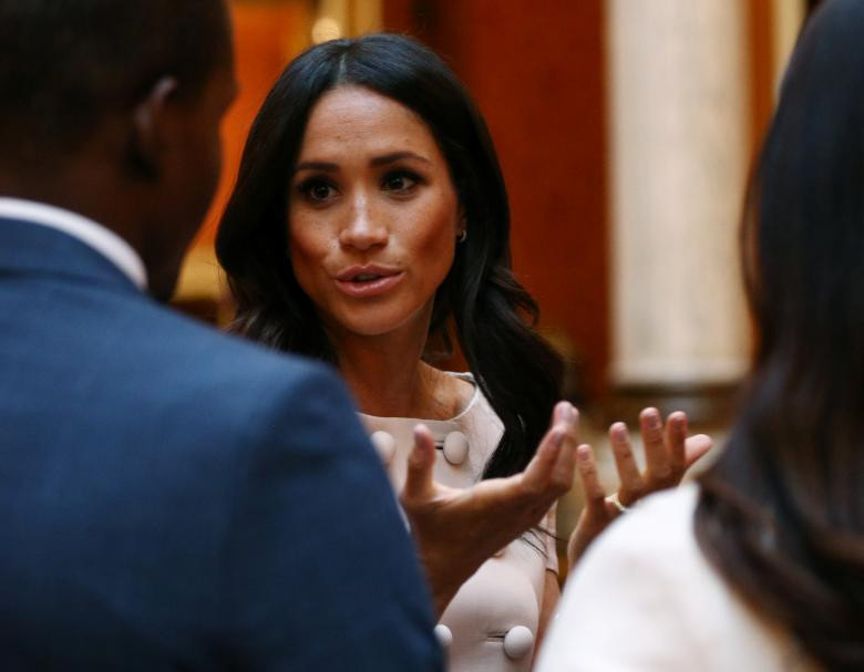 Công nương Meghan trao đổi với mọi người tại sự kiện Queen's Young Leaders Awards ở Cung điện Buckingham hôm 26/6.