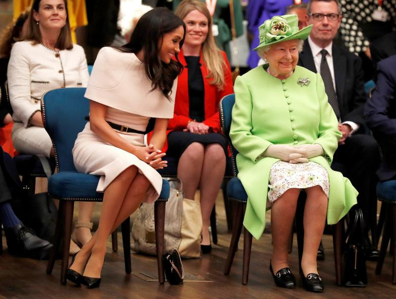 Công nương Markle cùng Nữ hoàng Elizabeth II tham dự sự kiện tại nhà hát Storyhouse ở Chester ngày 14/6.