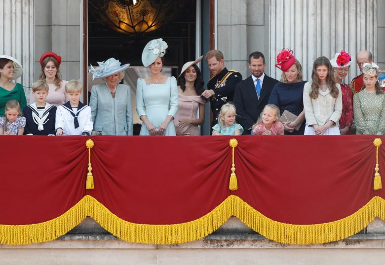 Hoàng tử Harry và Công nương Markle cùng các thành viên khác trong gia đình Hoàng gia Anh đứng trên ban công Cung điện Buckingham theo dõi buổi lễ diễu hành Trooping the Colour ngày 9/6.