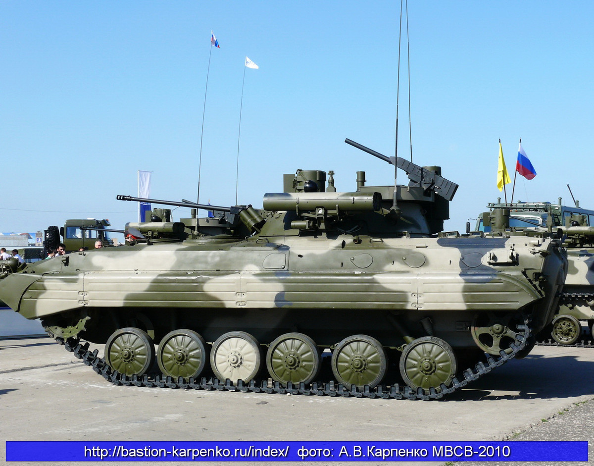 Theo Roe.ru, hai phiên bản xe chiến đấu BMP-2 được hiện đại hóa bao gồm biến thể sb4-2 và sb4-3. Ảnh: bastion-karpenko.