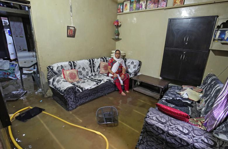 Nước tràn vào nhà dân ở Ahmedabad hôm 24/6.