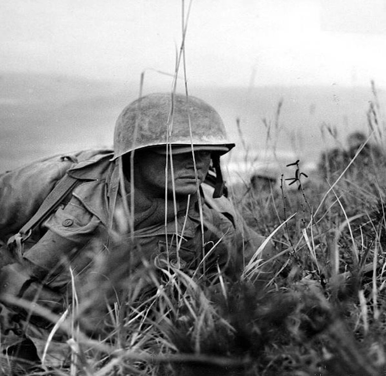 Một lính thủy đánh bộ Mỹ trên chiến trường trong bức ảnh được chụp vào cuối năm 1950 hoặc đầu 1951.