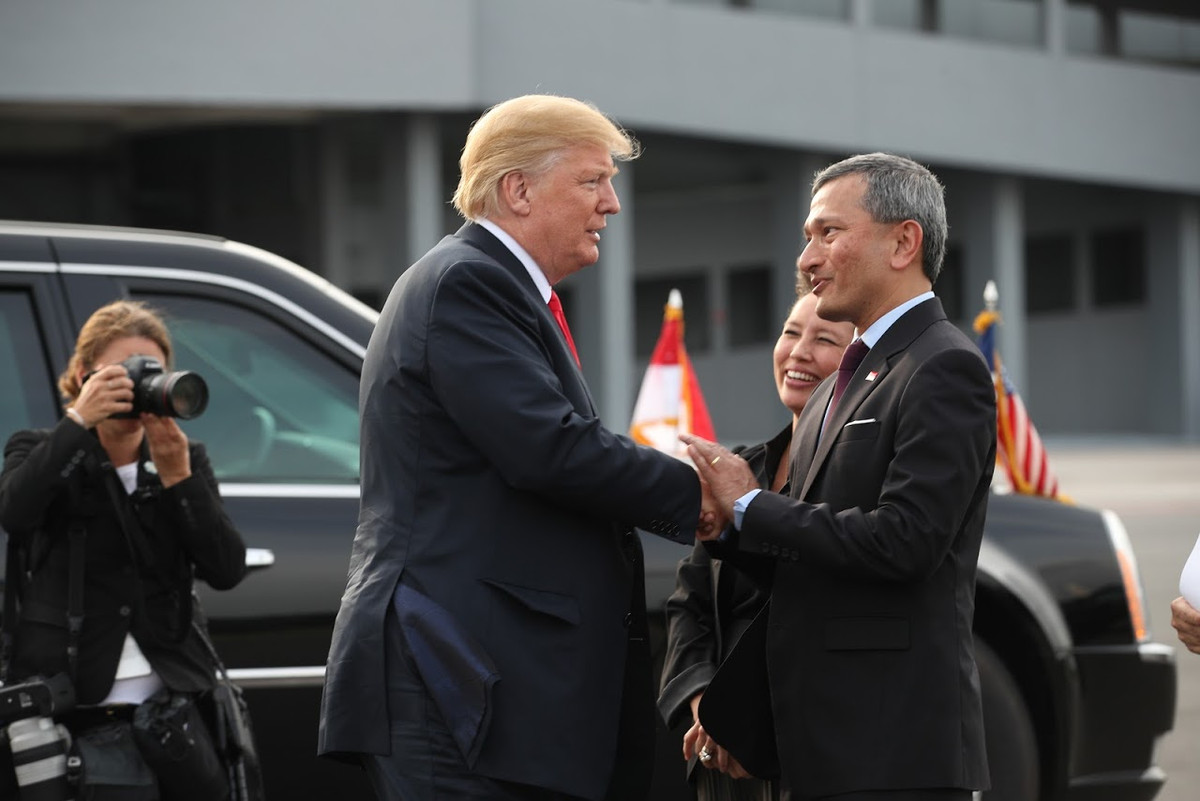 Ngoại trưởng Singapore Vivian Balakrishnan tiễn Tổng thống Trump tại căn cứ không quân Paya Lebar. Ảnh: ST.