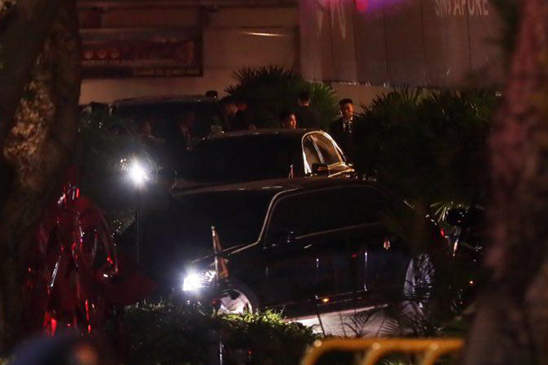 Vào khoảng 22h21 tối 12/6, đoàn xe chở lãnh đạo Triều Tiên Kim Jong-un rời khỏi Khách sạn St Regis tới sân bay Changi (Singapore). Ảnh: ST.