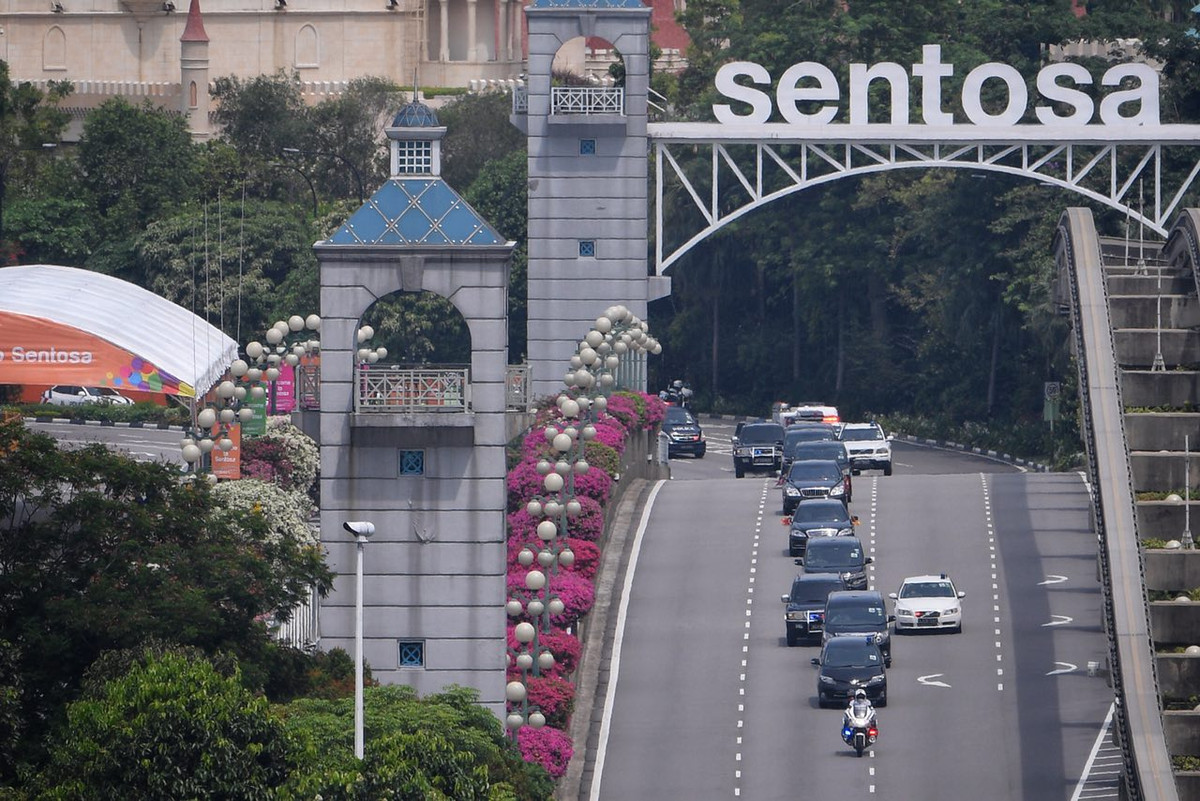 Nhà lãnh đạo Triều Tiên Kim Jong-un rời khỏi khách sạn Capella trên đảo Sentosa về khách sạn St Regis sau cuộc gặp thượng đỉnh với ông Trump. Ảnh: ST.