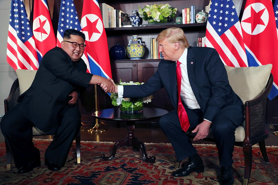Tổng thống Trump bắt tay ông Kim Jong-un tại cuộc hội đàm riêng ở khách sạn Capella. Ảnh: ST.