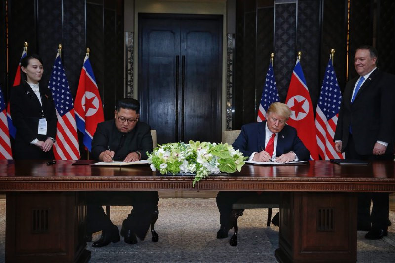 Gần 14h chiều 12/6, Tổng thống Trump và nhà lãnh đạo Kim Jong-un cùng nhau ký kết thỏa thuận chung lịch sử, trong đó Mỹ và Triều Tiên cam kết thiết lập mối quan hệ mới dựa trên mong muốn của người dân hai nước với mục tiêu hòa bình và phát triển; cùng nỗ lực xây dựng một thời đại hòa bình lâu dài và ổn định trên bán đảo Triều Tiên. Ảnh: ST.