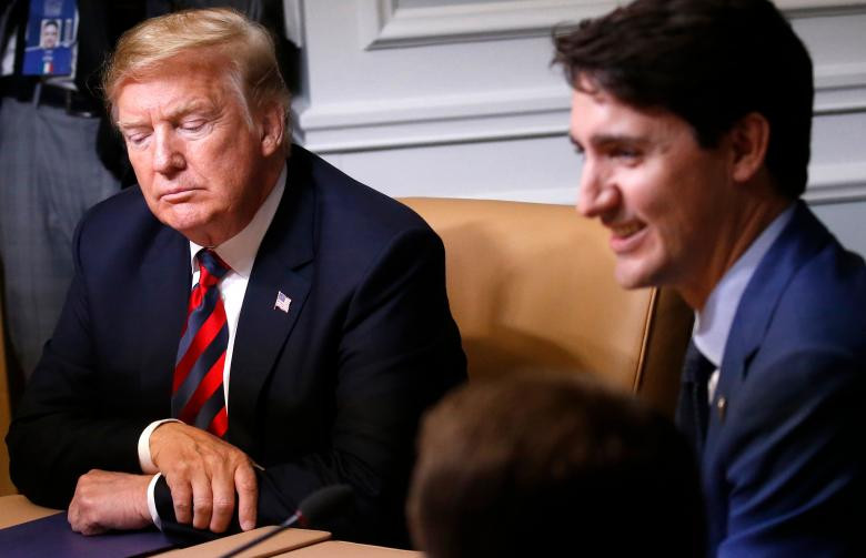 Tổng thống Trump ngồi cạnh Thủ tướng Trudeau trong một buổi làm việc.
