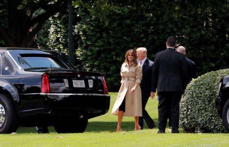 Bà Melania Trump chuẩn bị lên xe khi rời Nhà Trắng tới FEMA.