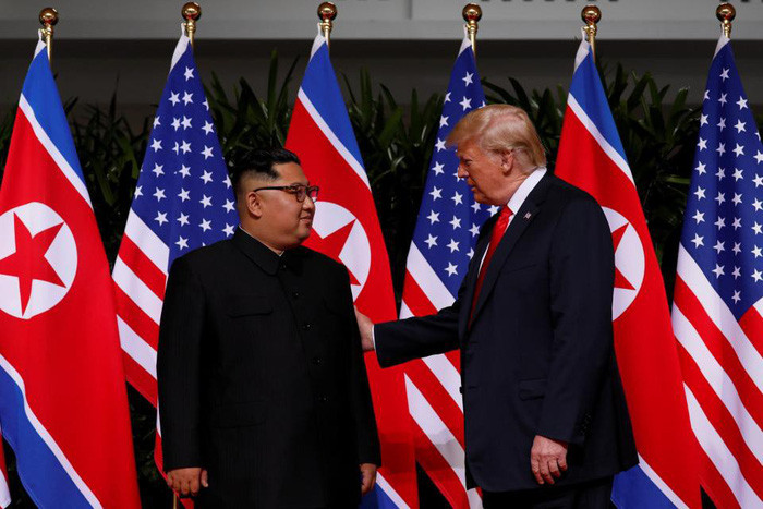Ông Trump có những động tác chạm nhẹ vào người ông Kim rất nhanh, một cách chứng tỏ là ông không hề ngại ngần trong việc "vi phạm" vào không gian riêng của người đối thoại để tạo sự thân mật vật lý - Ảnh: REUTERS