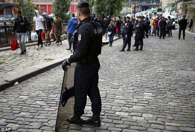 Theo Daily Mail, cảnh sát chống bạo động Pháp đã phá dỡ hai khu “trại tị nạn” được những người dân nhập cư dựng lên trái phép dọc các con kênh ở thủ đô Paris, đồng thời đưa khoảng 1.000 người Afghanistan và Châu Phi tới các trung tâm ở ngoại ô thành phố. Ảnh: AP.