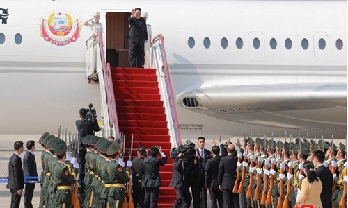 Ông Kim Jong Un đến Đại Liên, Trung Quốc, bằng chuyên cơ hôm 8/3. Ảnh: KCNA.