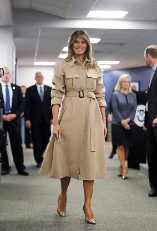 Đệ nhất phu nhân Melania Trump xuất hiện rạng rỡ khi thăm Cơ quan Quản lý Khẩn cấp Liên bang ở thủ đô Washington.