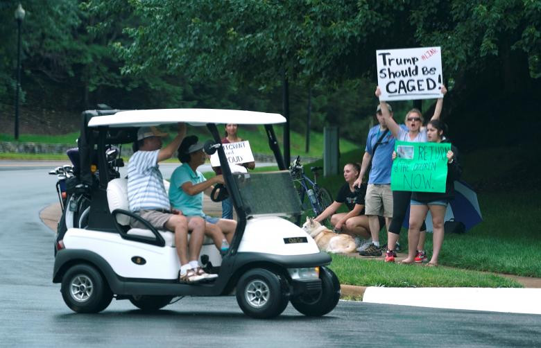 Một số người mang theo hiệu bày tỏ sự phản đối việc chia tách các em nhỏ nhập cư với cha mẹ của chúng ở Sterling, Virginia, ngày 24/6.