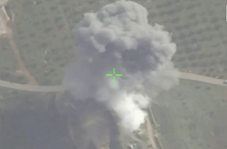 Trên chiến trường Hama, hôm 12/6, Không quân Syria đã tiến hành đợt không kích chiến thuật nhằm vào các trụ sở của lực lượng nổi dậy Jaysh Al-Izza ở thị trấn Al-Lataminah, phía bắc Hama. Ảnh: AMN.