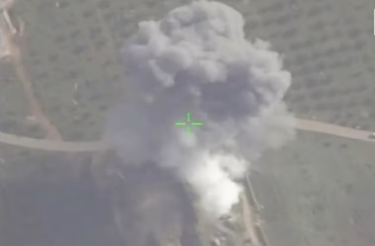 Trên chiến trường Hama, hôm 12/6, Không quân Syria đã tiến hành đợt không kích chiến thuật nhằm vào các trụ sở của lực lượng nổi dậy Jaysh Al-Izza ở thị trấn Al-Lataminah, phía bắc Hama. Ảnh: AMN.