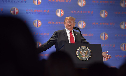 “Chúng tôi đã chuẩn bị bắt đầu một chương lịch sử mới, chúng tôi sẵn sàng viết tiếp chương mới giữa hai quốc gia Mỹ-Triều”, Tổng thống Trump phát biểu tại buổi họp báo ở Singapore, đồng thời thông báo các điều khoản của thỏa thuận giải trừ vũ khí hạt nhân mang tính bước ngoặt với Triều Tiên. Ảnh: ST.