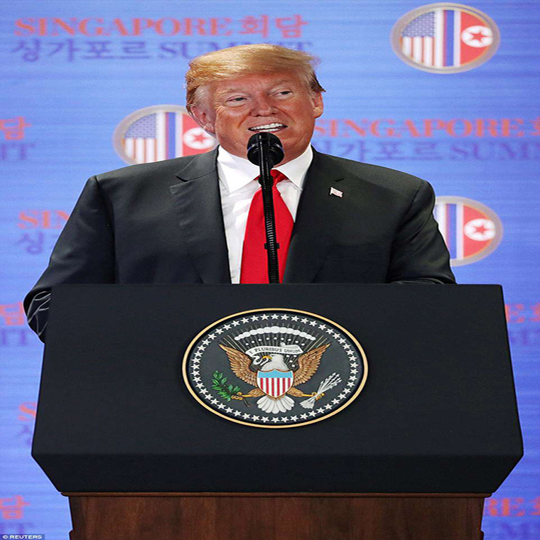 Mở đầu buổi họp báo, Tổng thống Trump đã gửi lời cảm ơn “nước chủ nhà” Singapore, đặc biệt là Thủ tướng Lý Hiển Long. Ông cũng cảm ơn các nhà lãnh đạo Hàn Quốc, Trung Quốc và Nhật Bản. Ảnh: Reuters.