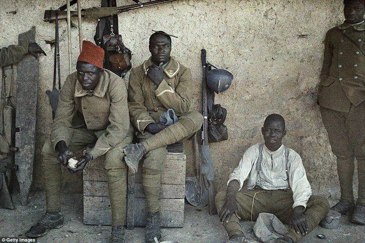 Một nhóm lính Senegal chiến đấu trong Quân đội Pháp trong Thế chiến thứ 1. Senegal có khoảng 200.000 quân tham gia Chiến tranh Thế giới thứ 1 và 30.000 người trong số đó không bao giờ quay trở về quê nhà.