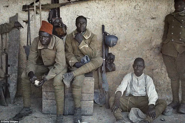 Một nhóm lính Senegal chiến đấu trong Quân đội Pháp trong Thế chiến thứ 1. Senegal có khoảng 200.000 quân tham gia Chiến tranh Thế giới thứ 1 và 30.000 người trong số đó không bao giờ quay trở về quê nhà.