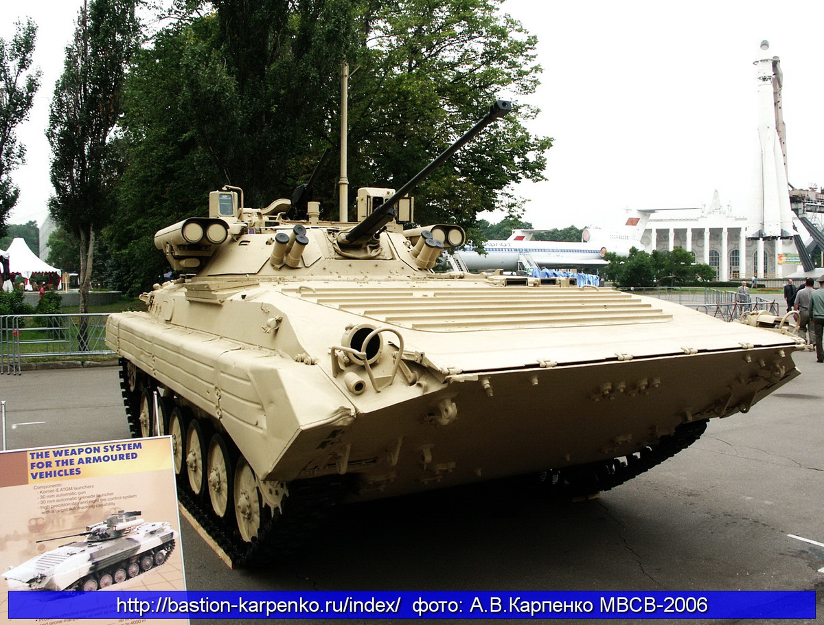 Trong phiên bản thứ nhất BMP-2M (sb4-2), khả năng bắn được cải thiện bằng cách lắp đặt thêm vũ khí bổ sung là súng phóng lựu tự động AG-17 30mm được gắn ở phía sau tháp pháo. Ảnh: bastion-karpenko.