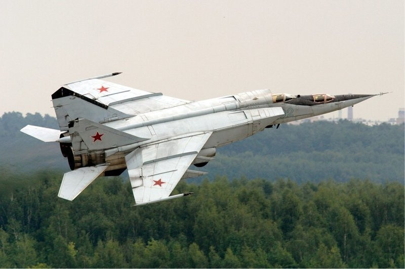 MiG-25 là tiêm kích thế hệ thứ ba, NATO định danh Foxbat. Đây là một máy bay tiêm kích đánh chặn, trinh sát và ném bom siêu thanh.